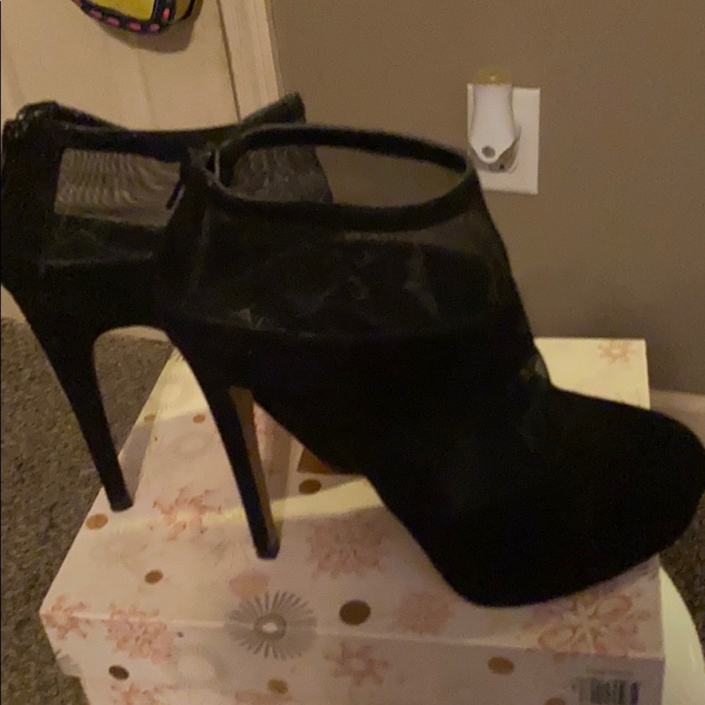 Sexy Aldo mesh & micro fiber ankle boot